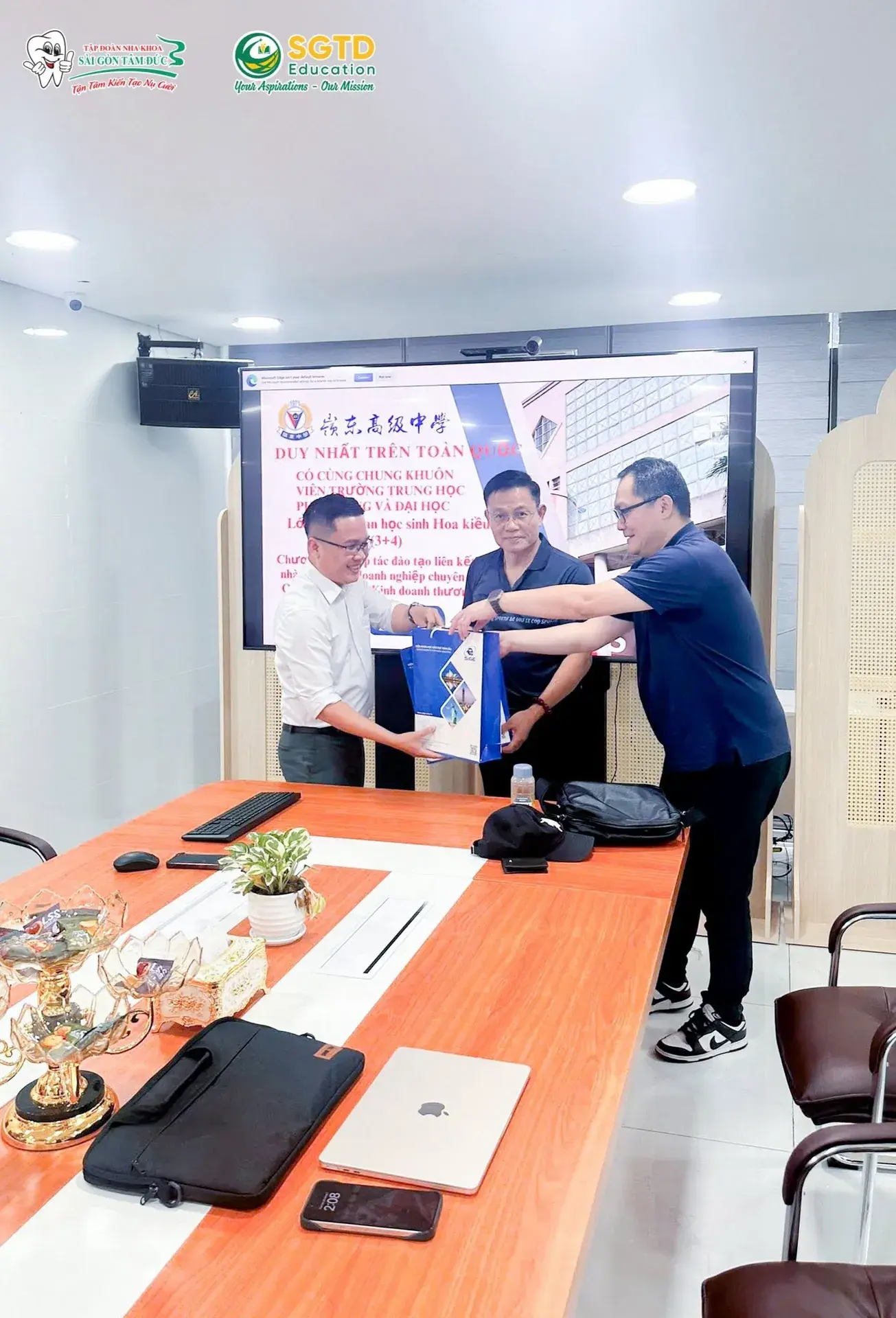 Phần trao quà khép lại buổi đón tiếp đoàn Trường Lĩnh Đông ngày 28/7/2025
