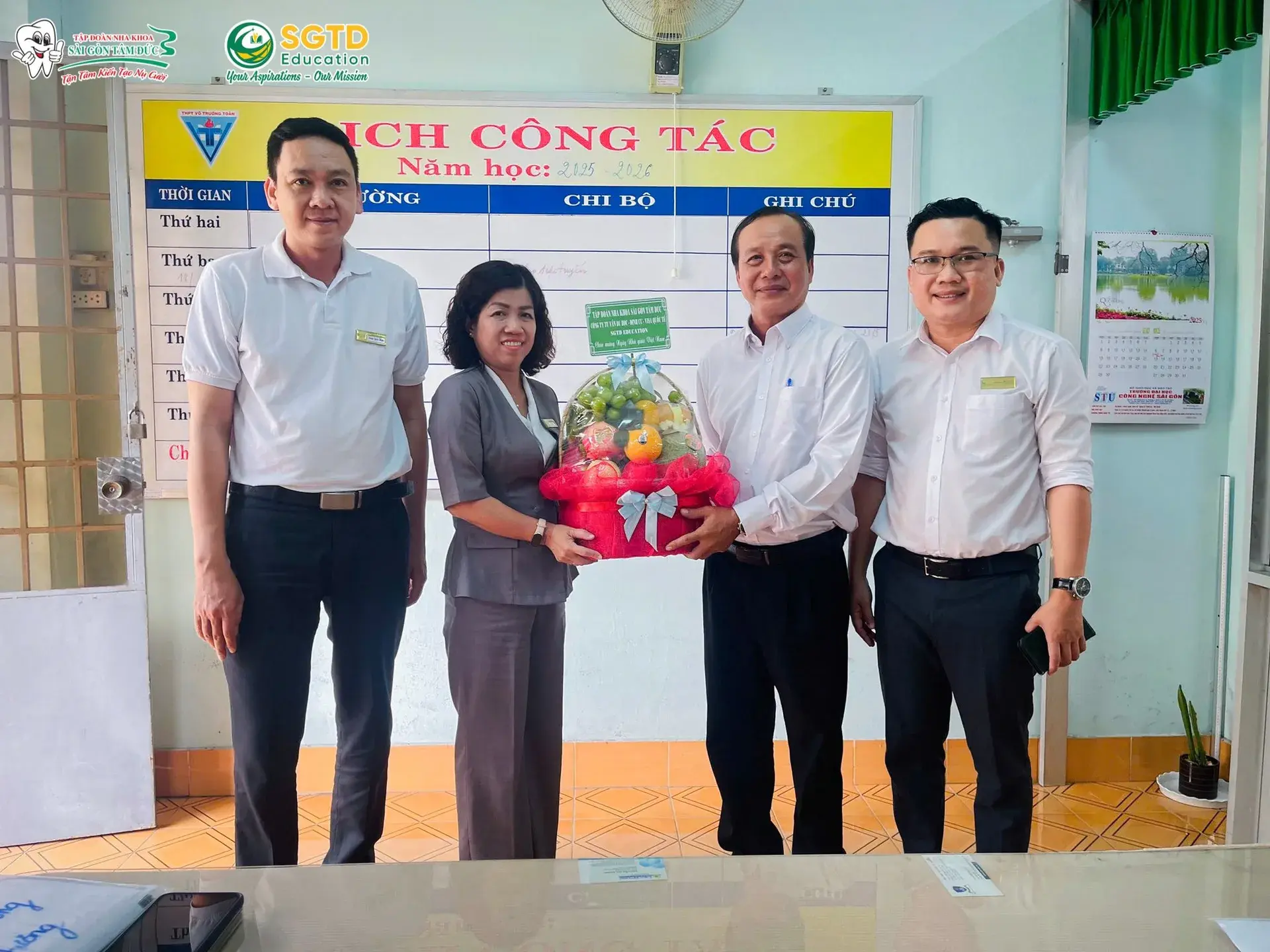 SGTD Education thăm và chúc mừng Ngày Nhà giáo tại Trường THPT Trần Văn Ơn
