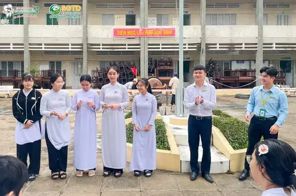 Học sinh trả lời câu hỏi trong buổi hướng nghiệp