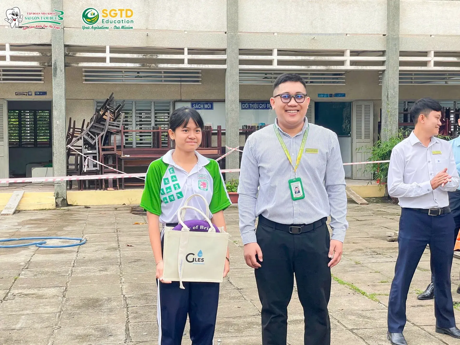 Học sinh giơ tay phát biểu ý kiến