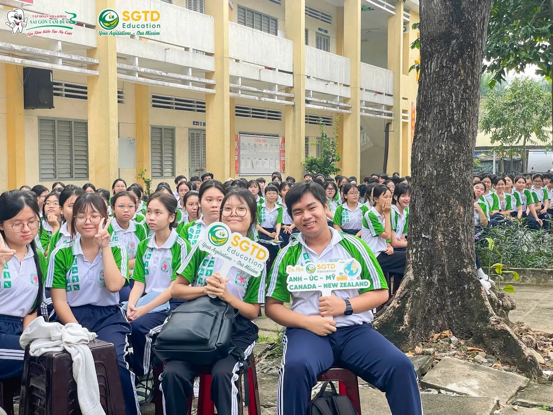 Không khí sôi nổi trong sân trường