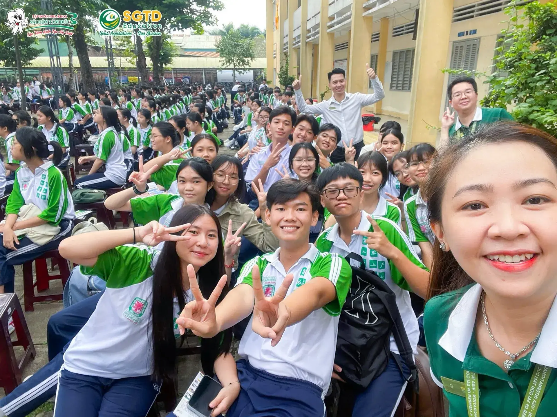Học sinh nhận tài liệu và quà lưu niệm