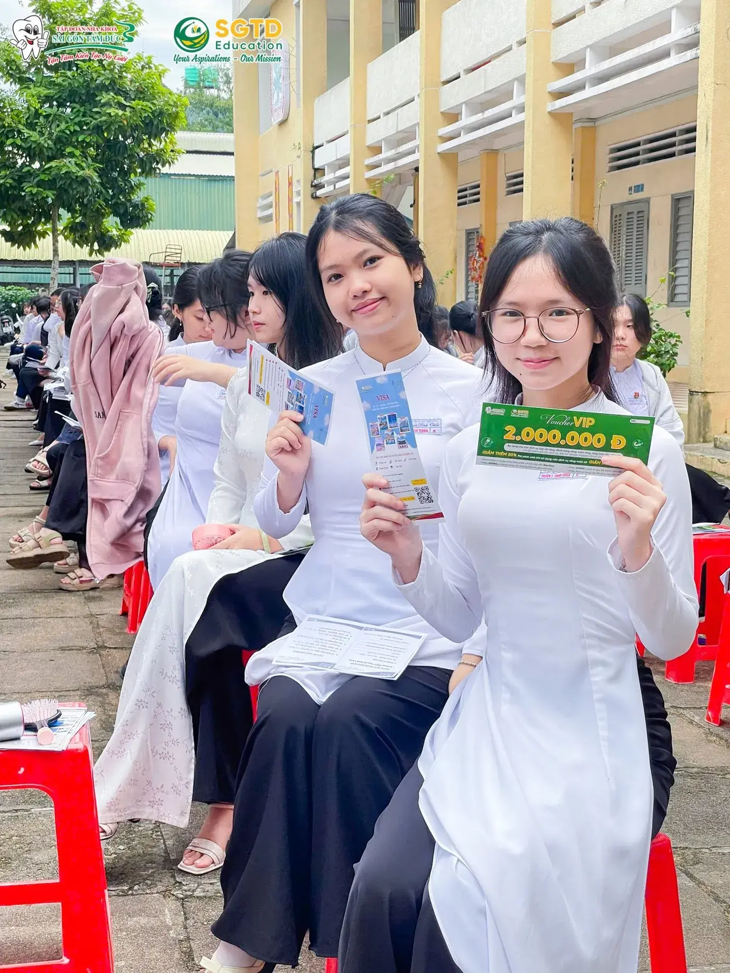 Thầy cô nhà trường theo dõi chương trình