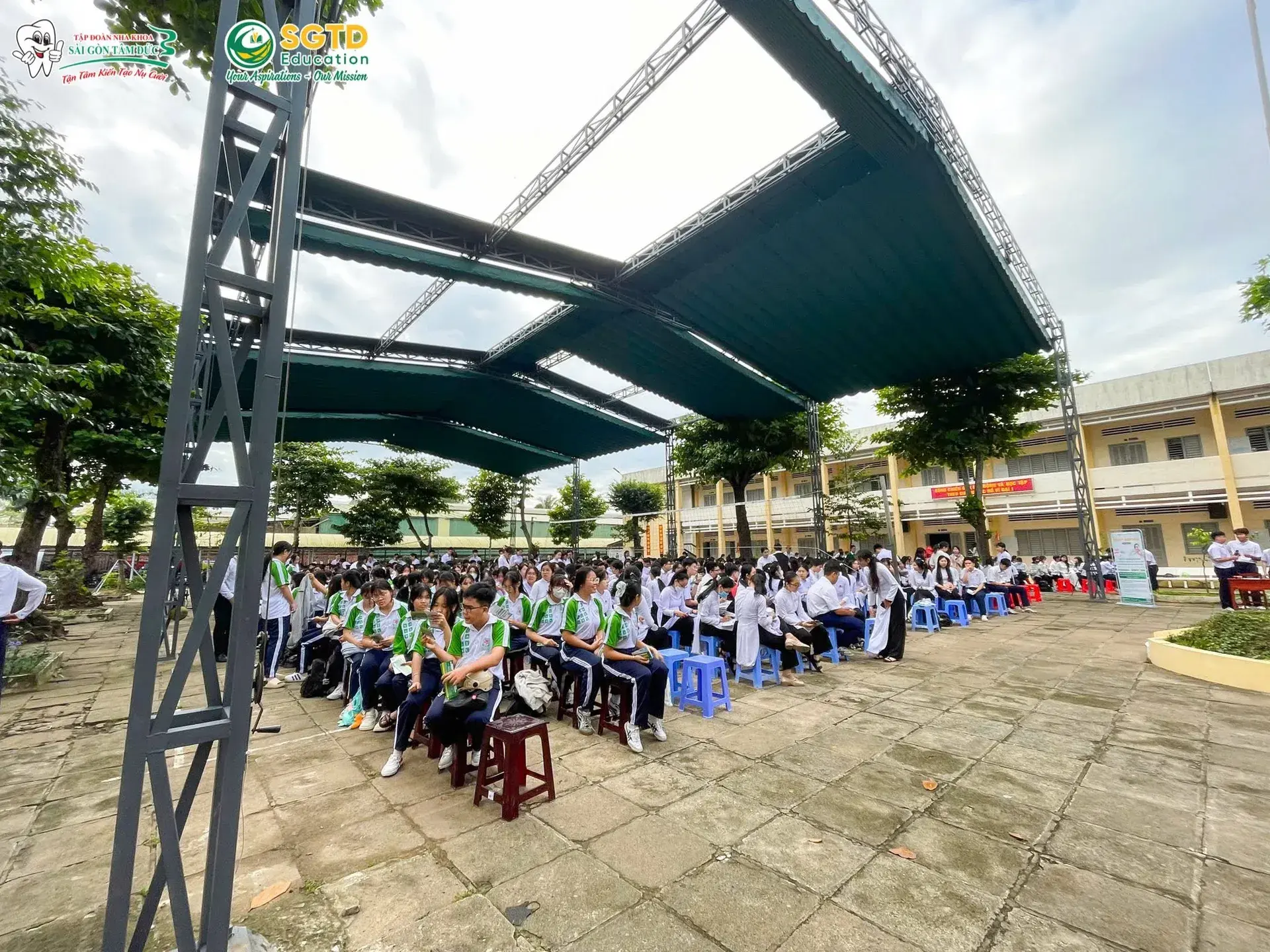 Học sinh tập trung dự chương trình