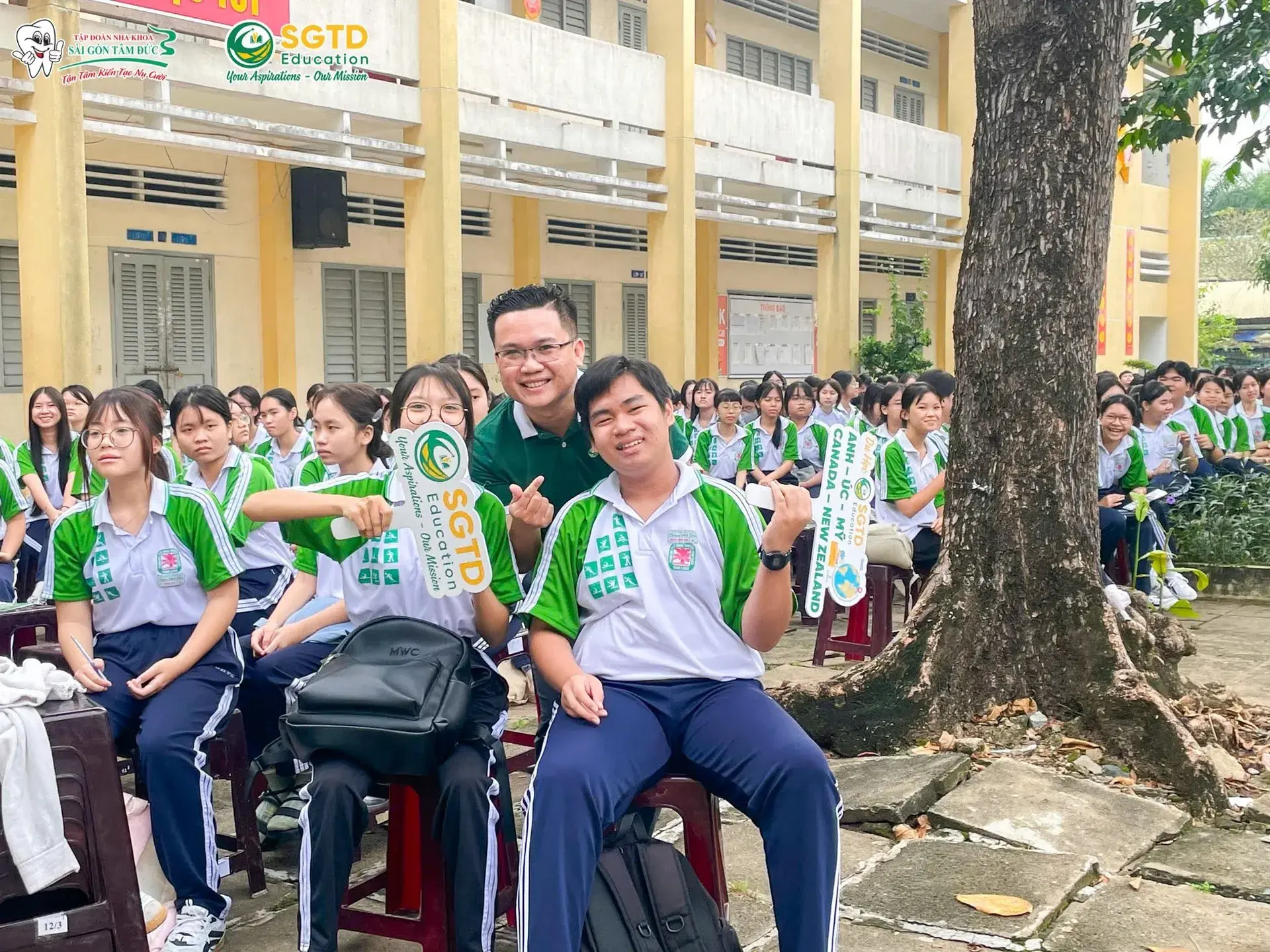Học sinh giơ tay phát biểu ý kiến