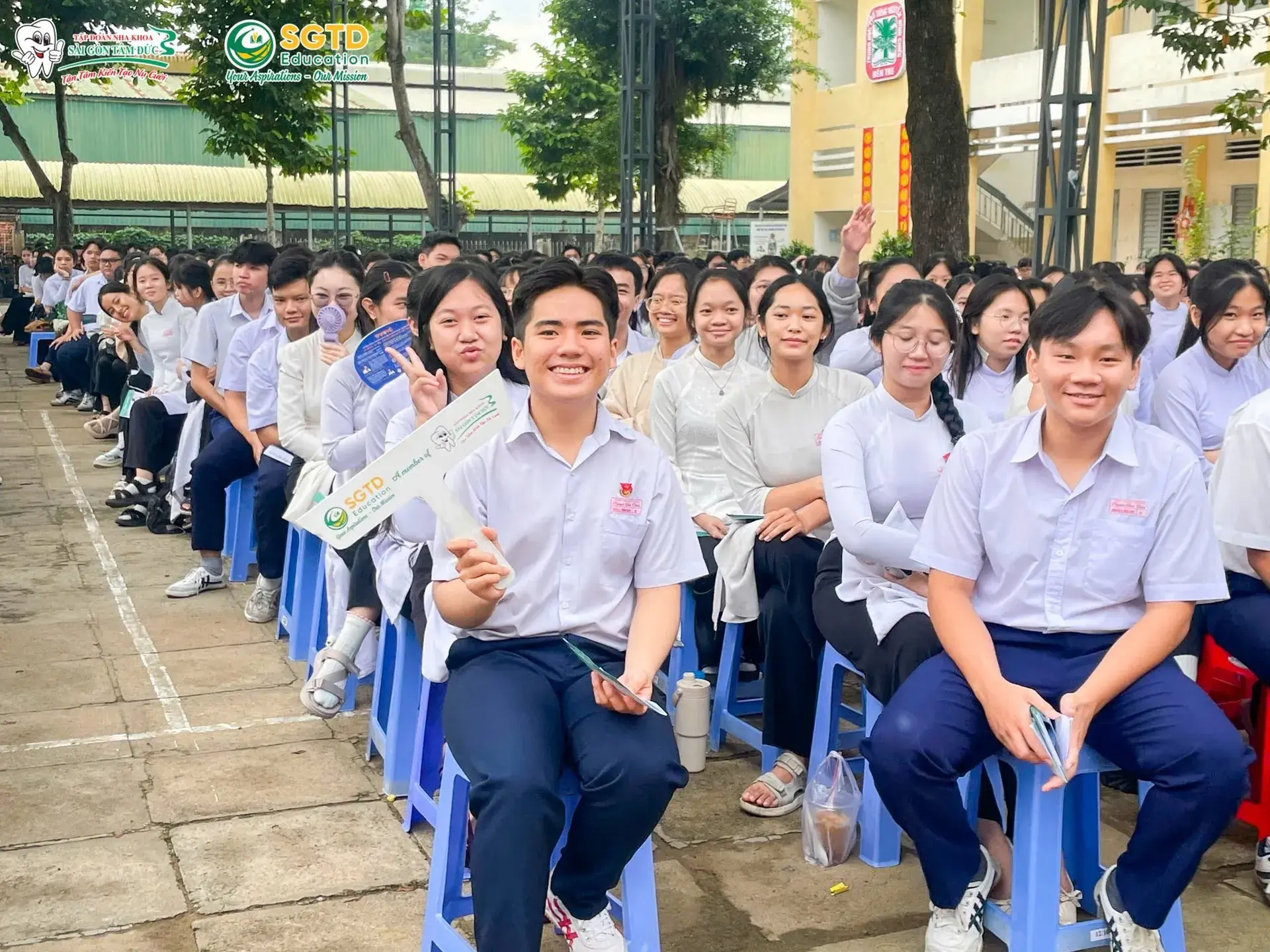 Không khí sôi nổi trong sân trường