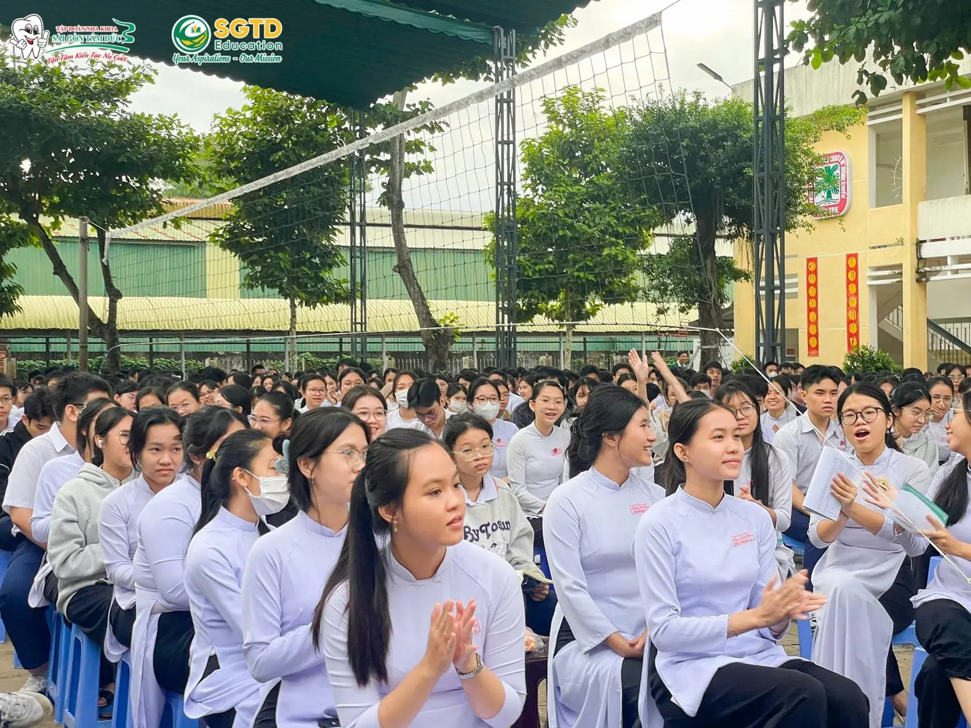 Học sinh nhận tài liệu và quà lưu niệm