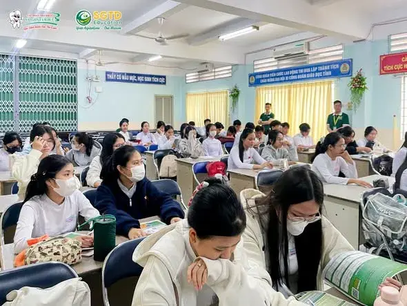 Buổi tư vấn lần 02 diễn ra trong hội trường nhà trường