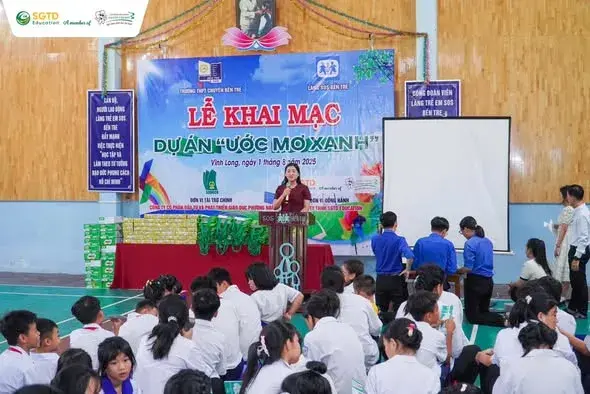 Phần văn nghệ mở đầu do các em trình bày