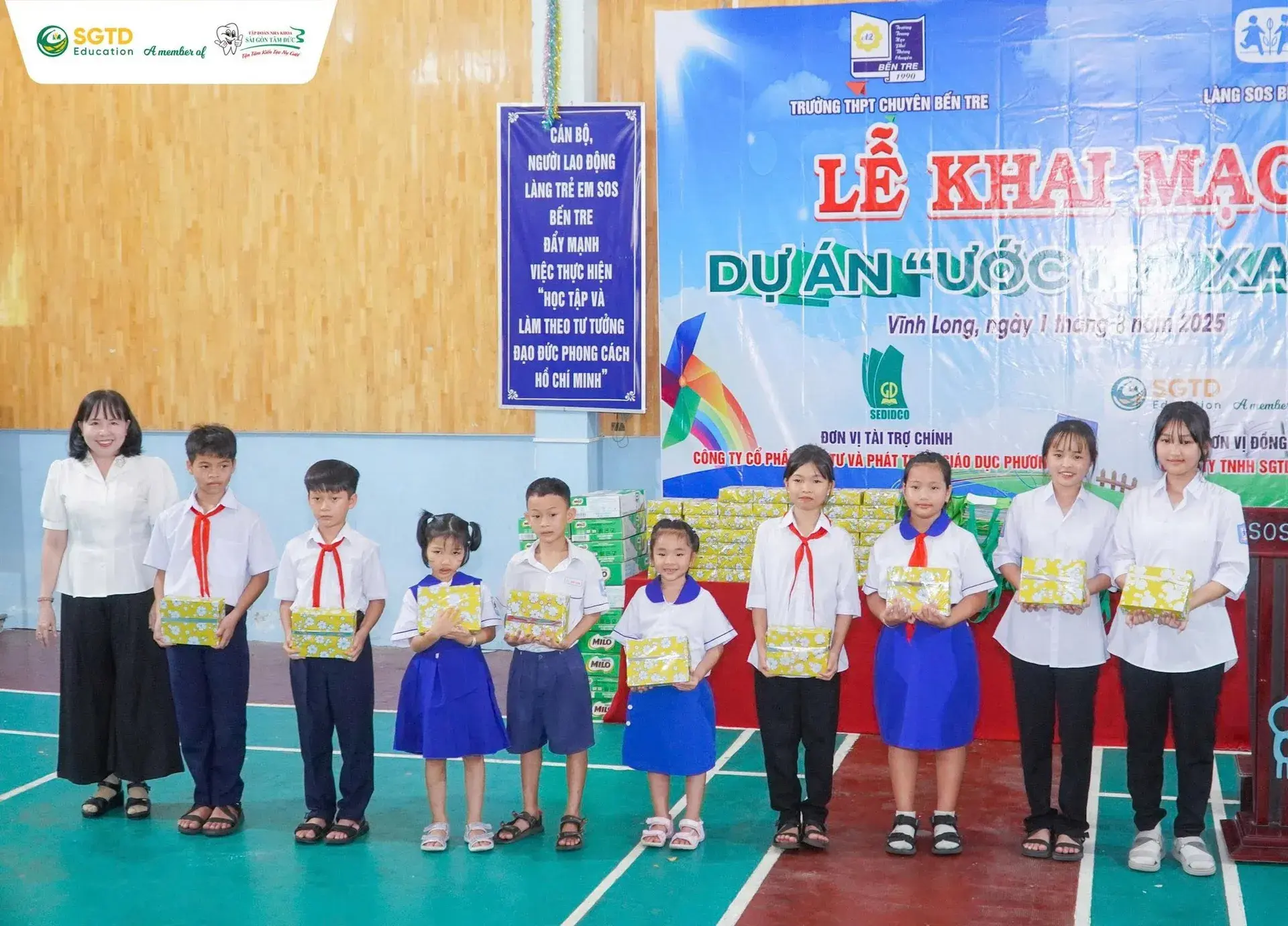 Trao tặng phần quà đến các em nhỏ