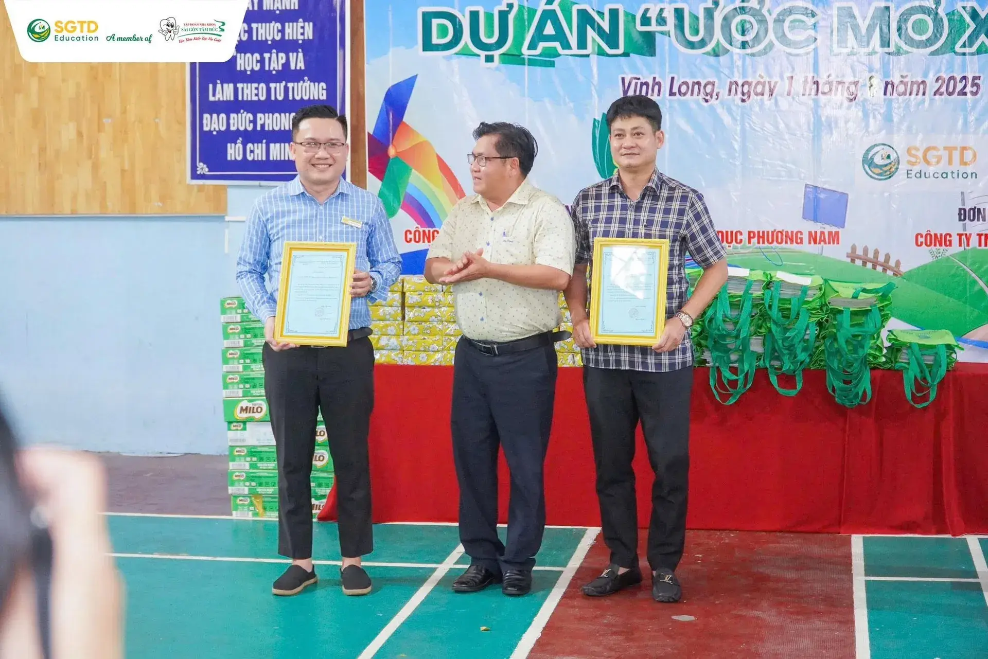 Đại diện SGTD Education trao khoản hỗ trợ đến Làng Trẻ em SOS