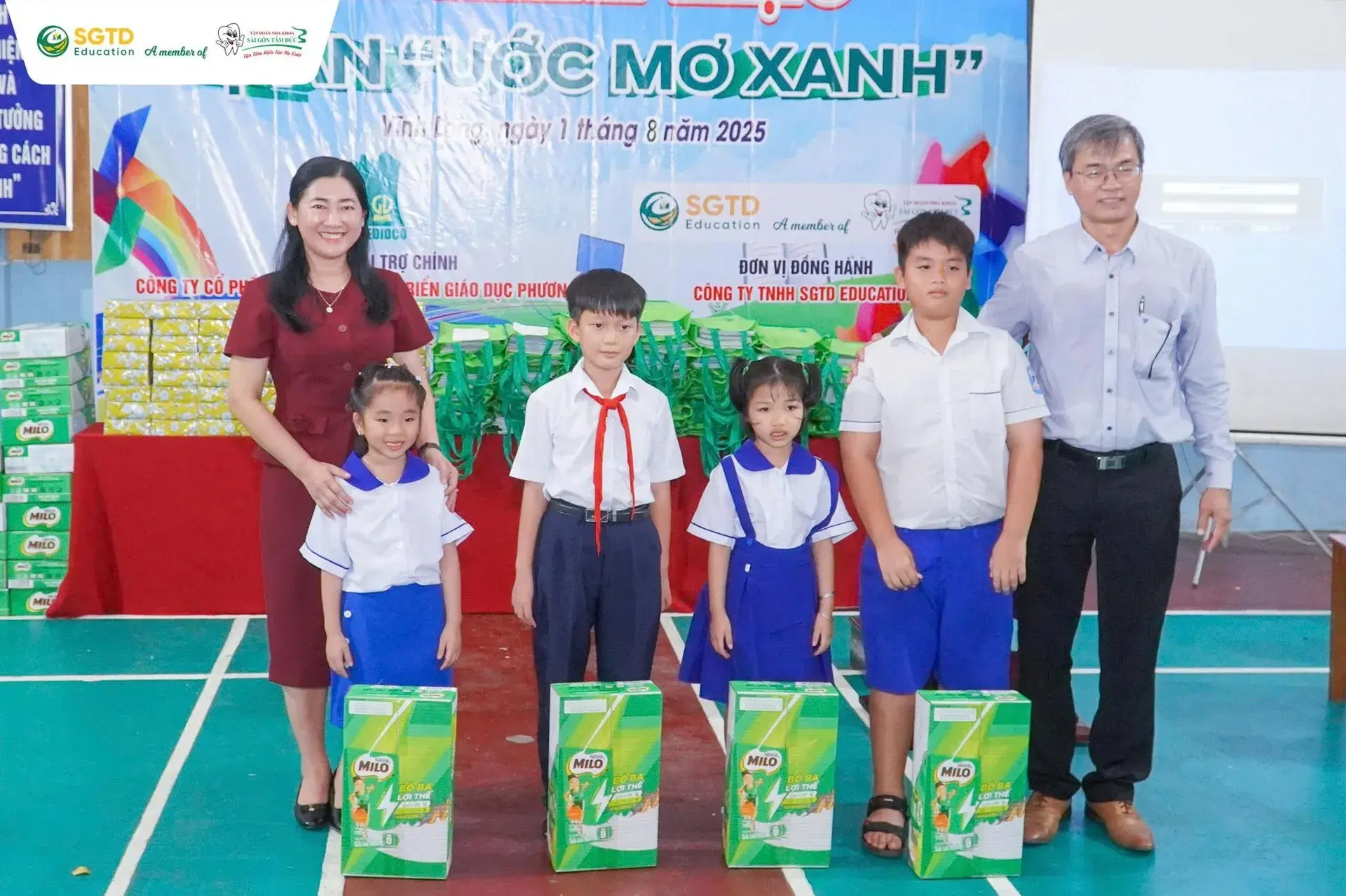 Tình nguyện viên cùng các em tham gia hoạt động
