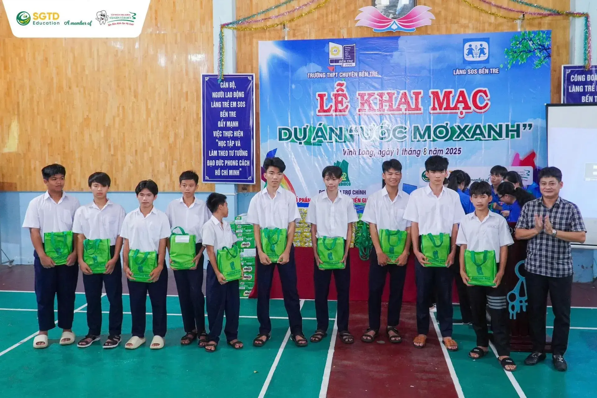 Hoạt động giao lưu giữa tình nguyện viên và các em