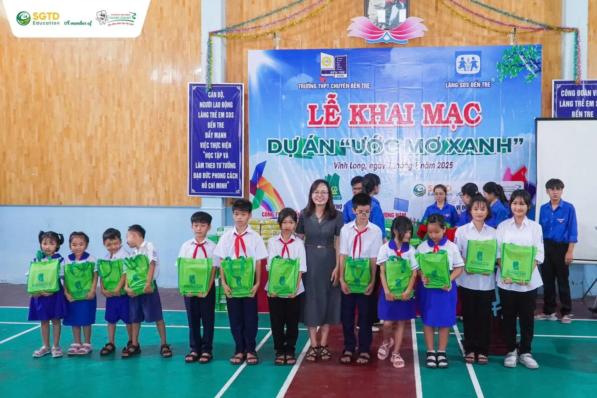 Ban tổ chức và đơn vị đồng hành chụp ảnh lưu niệm