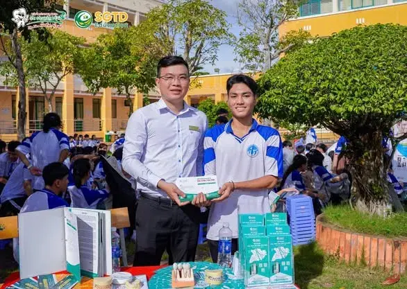 Gian tư vấn được dựng trong sân trường từ sáng sớm