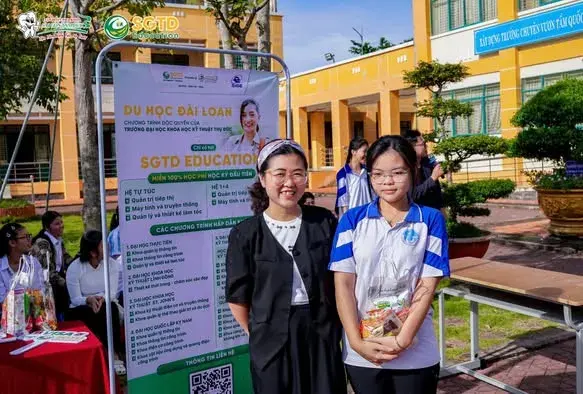 Đội ngũ SGTD Education chuẩn bị tài liệu trước giờ khai mạc
