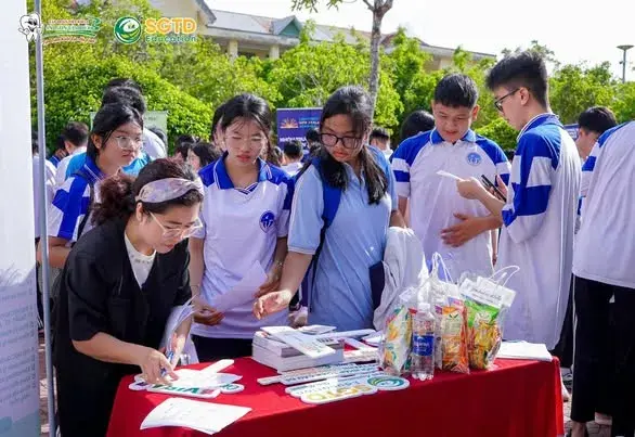 Các gian giới thiệu chương trình của đối tác giáo dục quốc tế