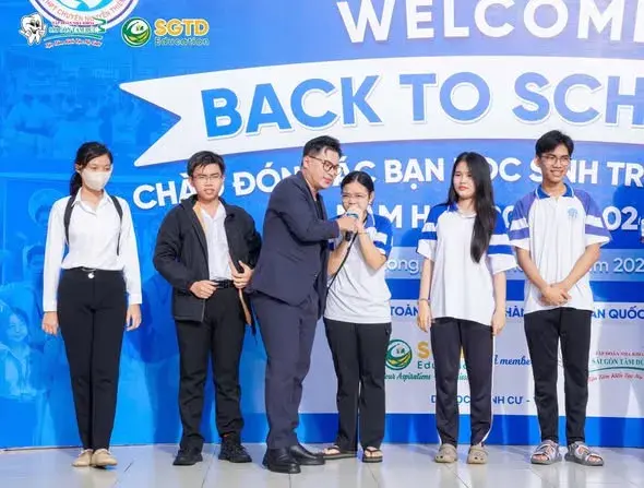 Học sinh bắt đầu tập trung về khu vực sự kiện