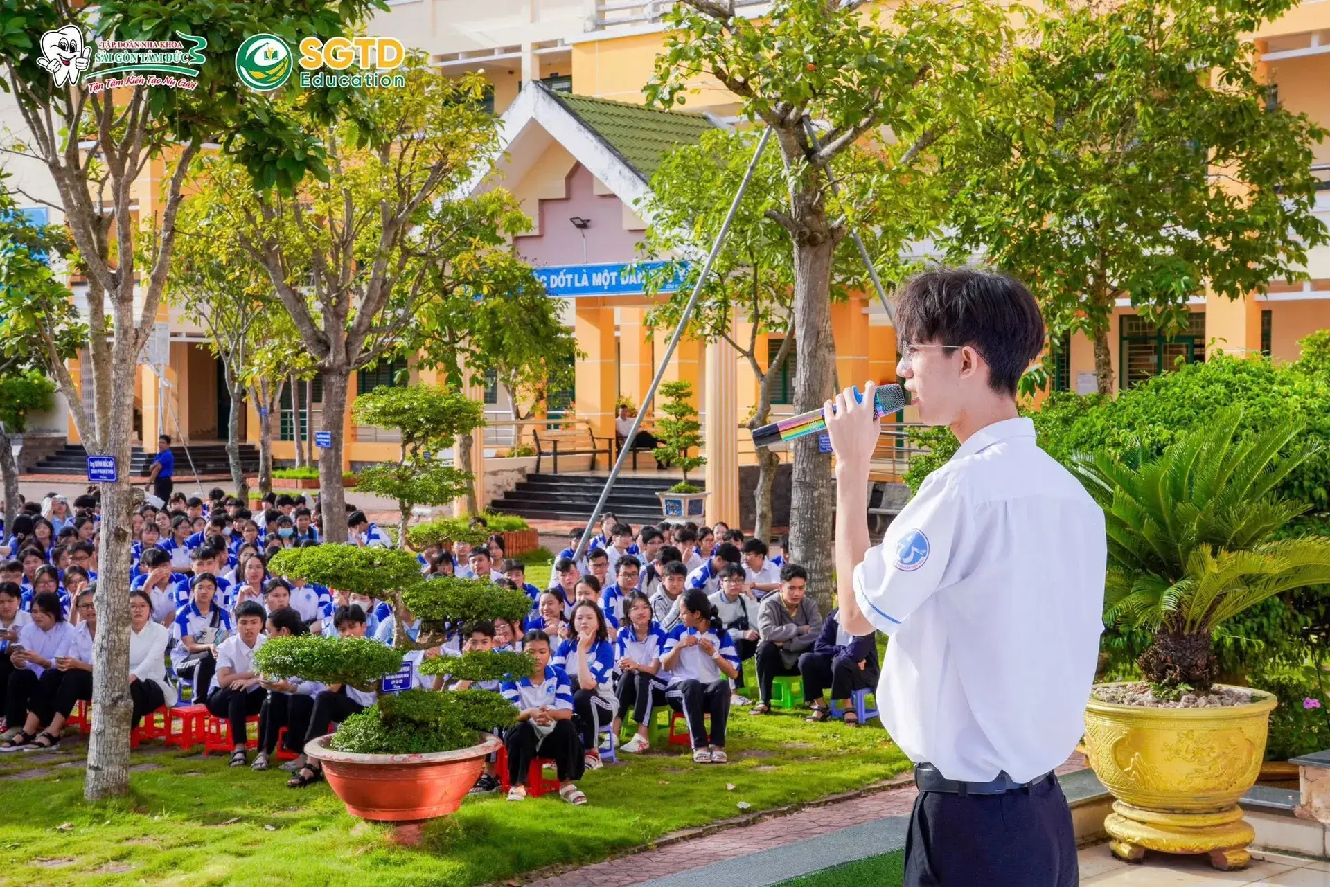 Không khí sân trường trong buổi sáng Back To School