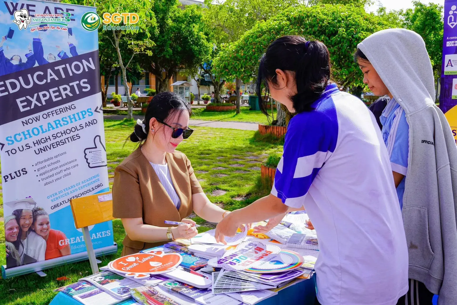 Học sinh tìm hiểu thông tin tại các gian tư vấn