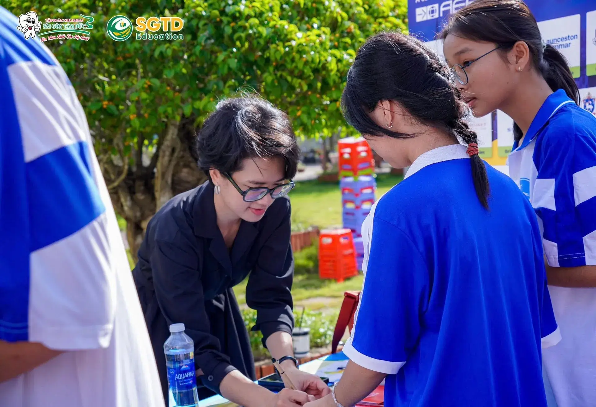 Bàn tiếp đón và hướng dẫn học sinh đăng ký