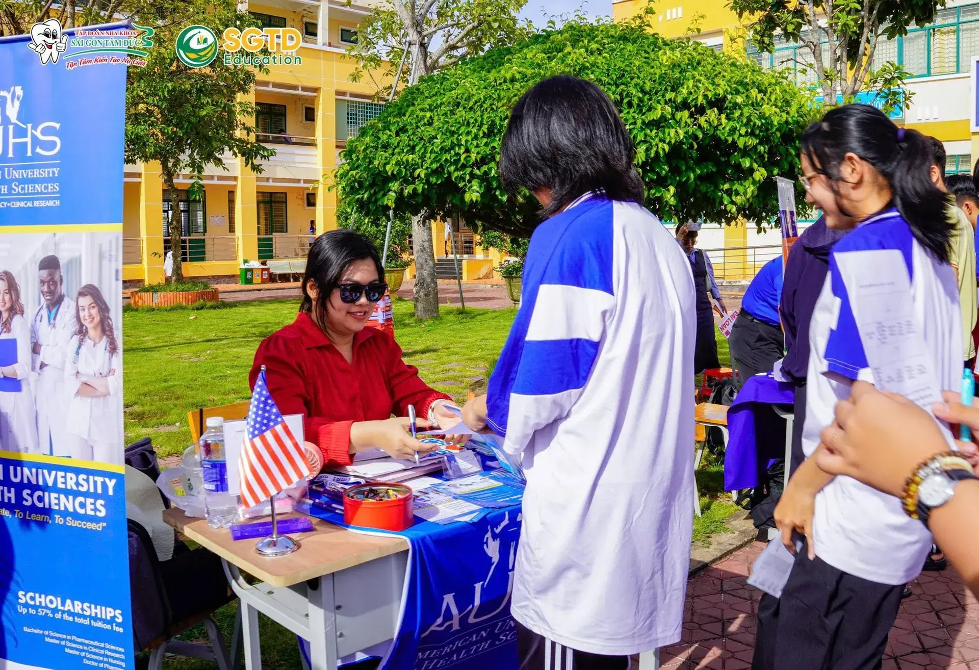Học sinh xếp hàng nhận phiếu đăng ký tư vấn