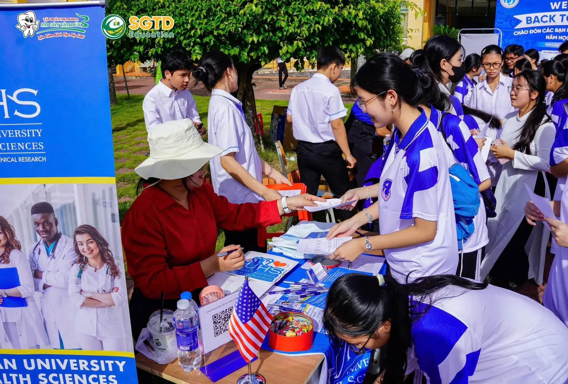 Học sinh trao đổi trực tiếp cùng đại diện các trường