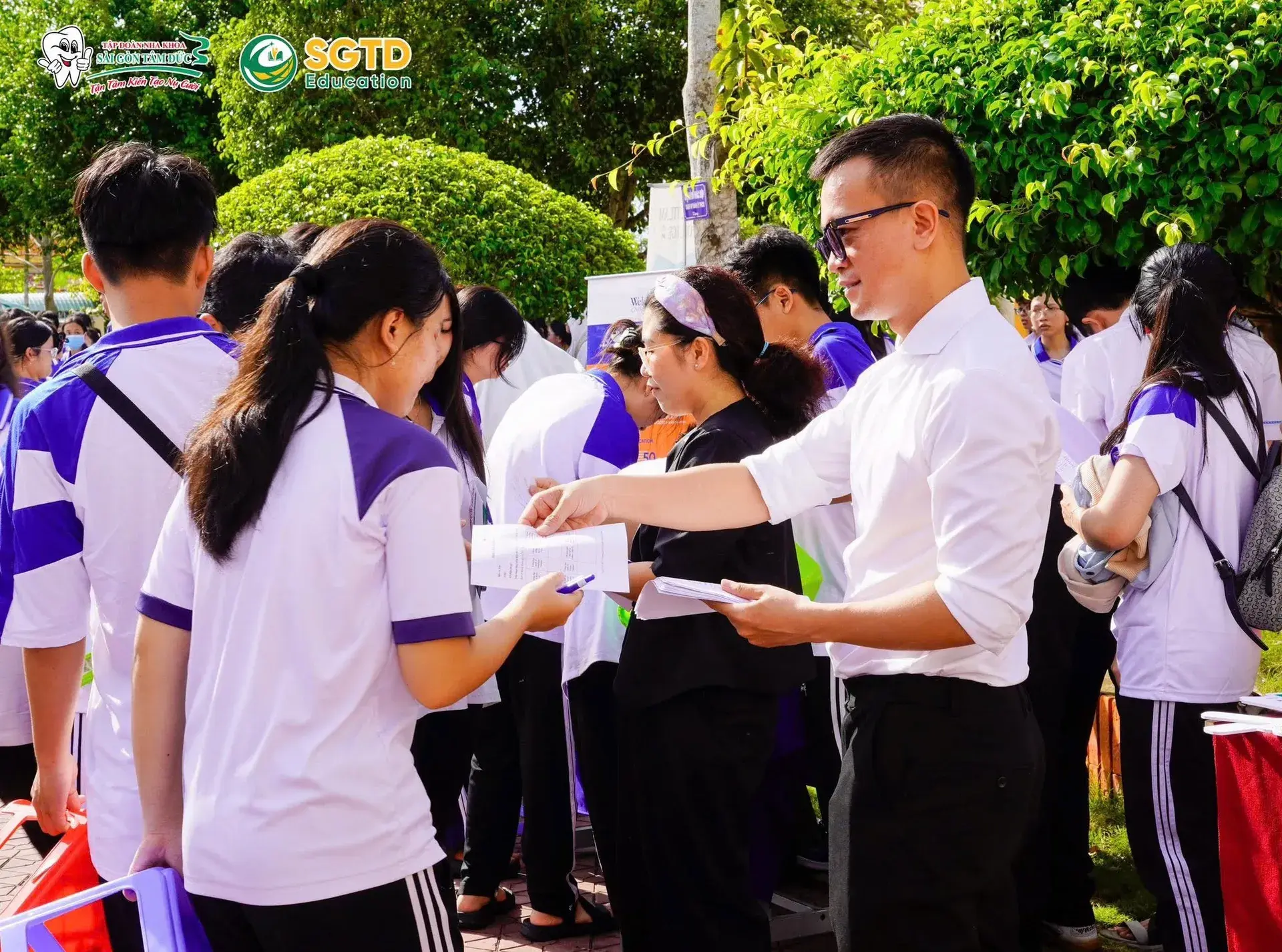 Học sinh nhận phiếu đăng ký tư vấn tại sự kiện