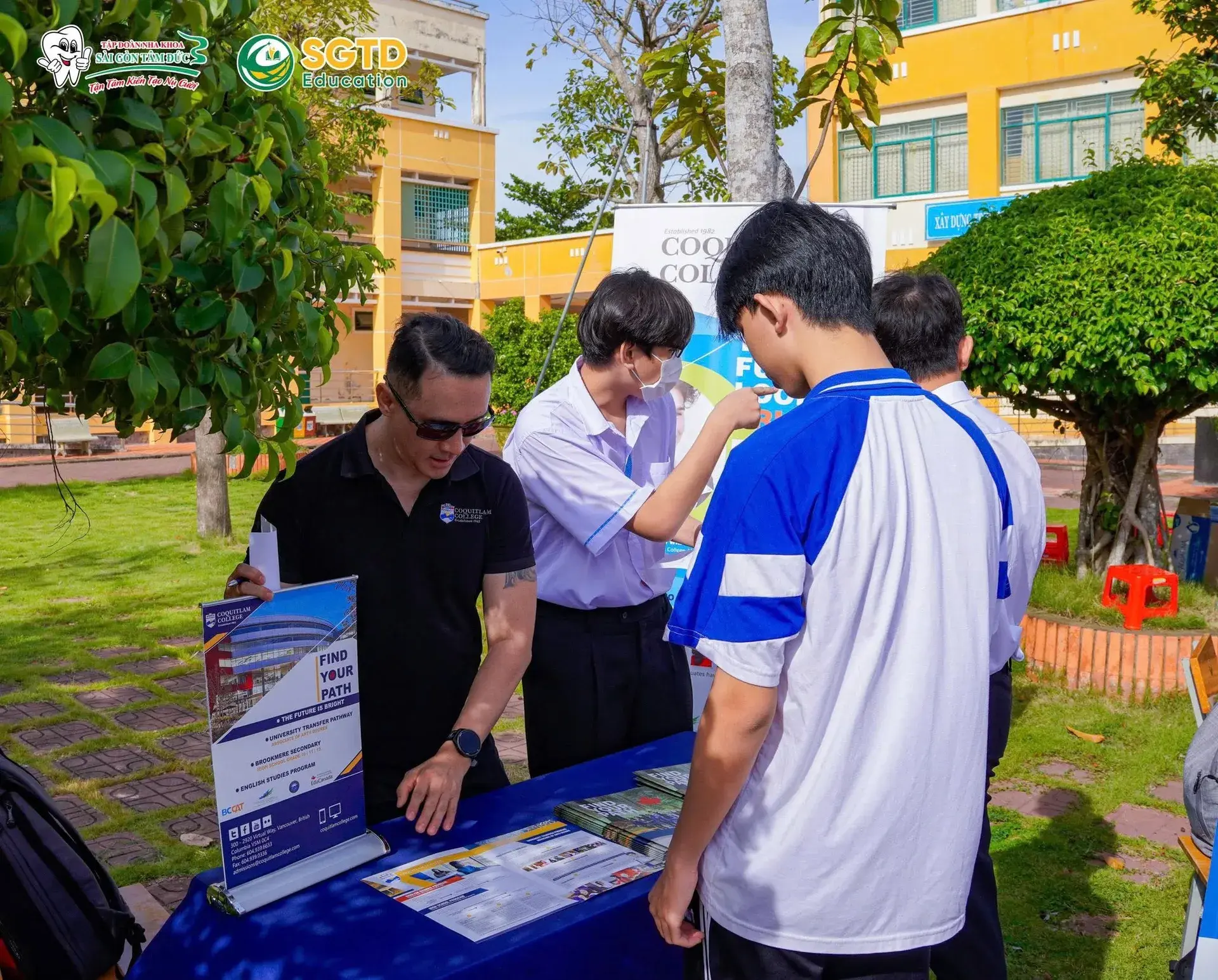 Không khí nhộn nhịp tại khu vực đăng ký tư vấn