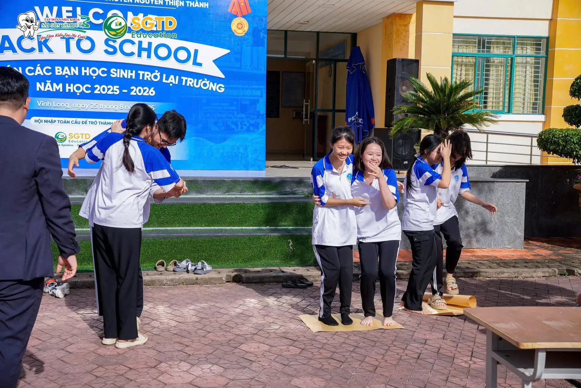 Học sinh đặt câu hỏi về học bổng và hồ sơ visa