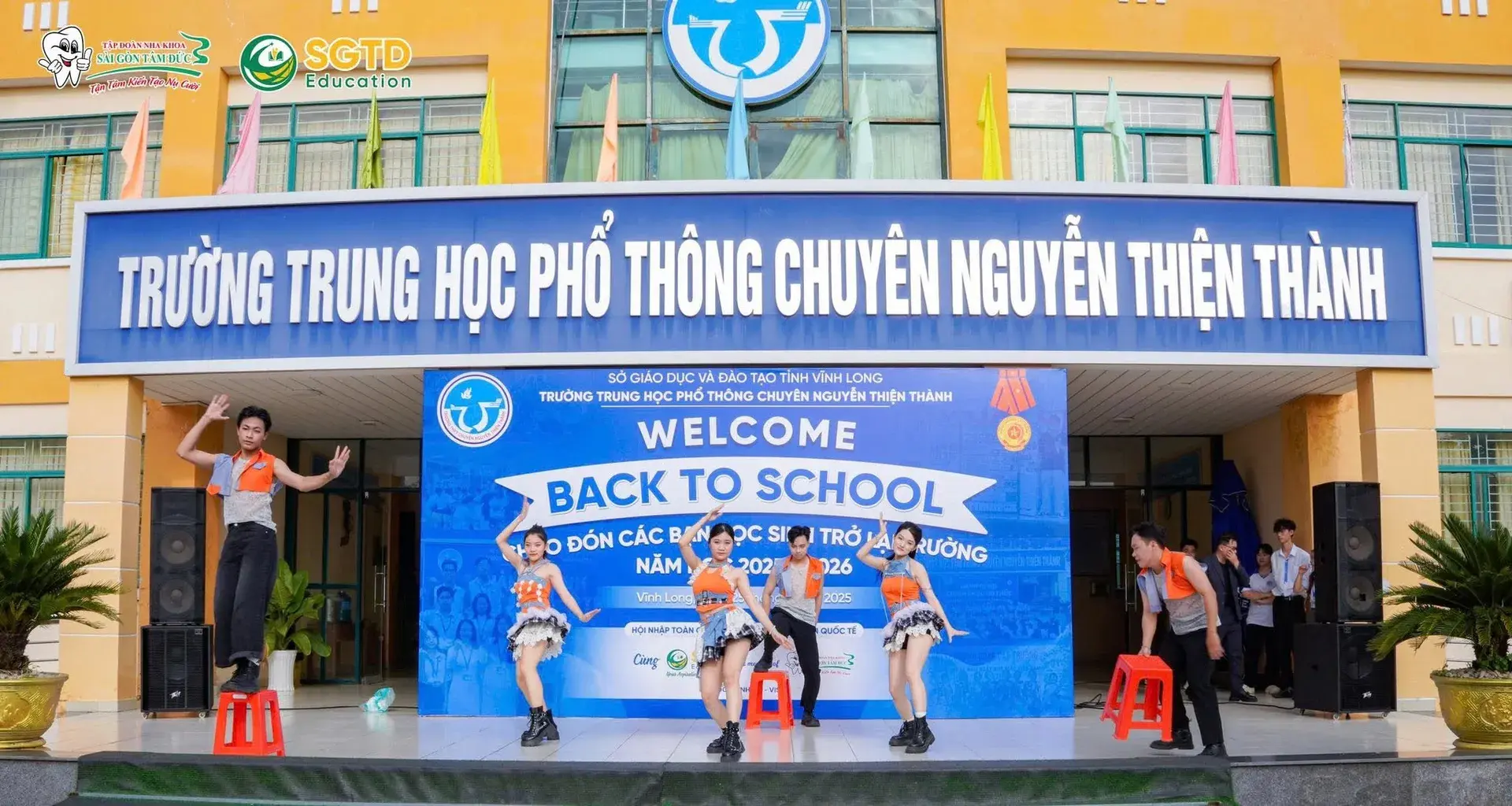 Đại diện trường quốc tế giải đáp thắc mắc cho học sinh