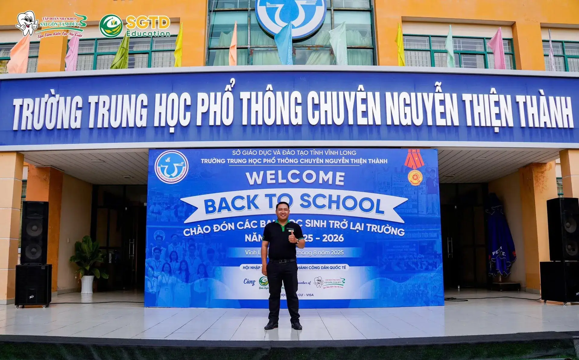 Học sinh ghi chép thông tin trong buổi tư vấn