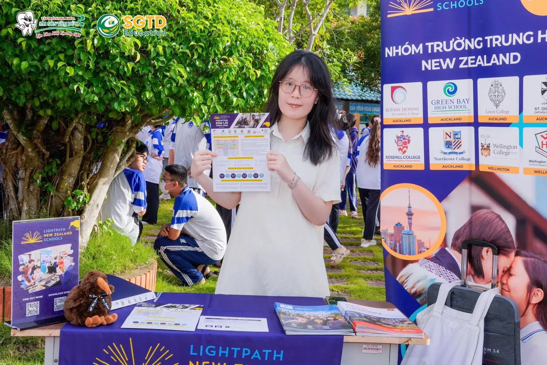 Hàng trăm học sinh khối 10, 11 và 12 dự chương trình