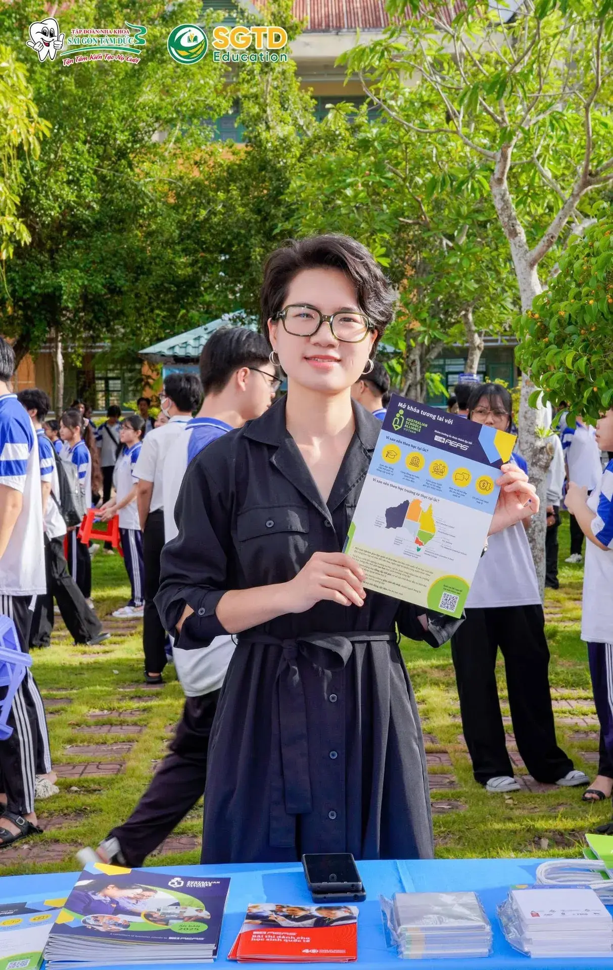 Học sinh giơ tay đặt câu hỏi trong phần hỏi đáp