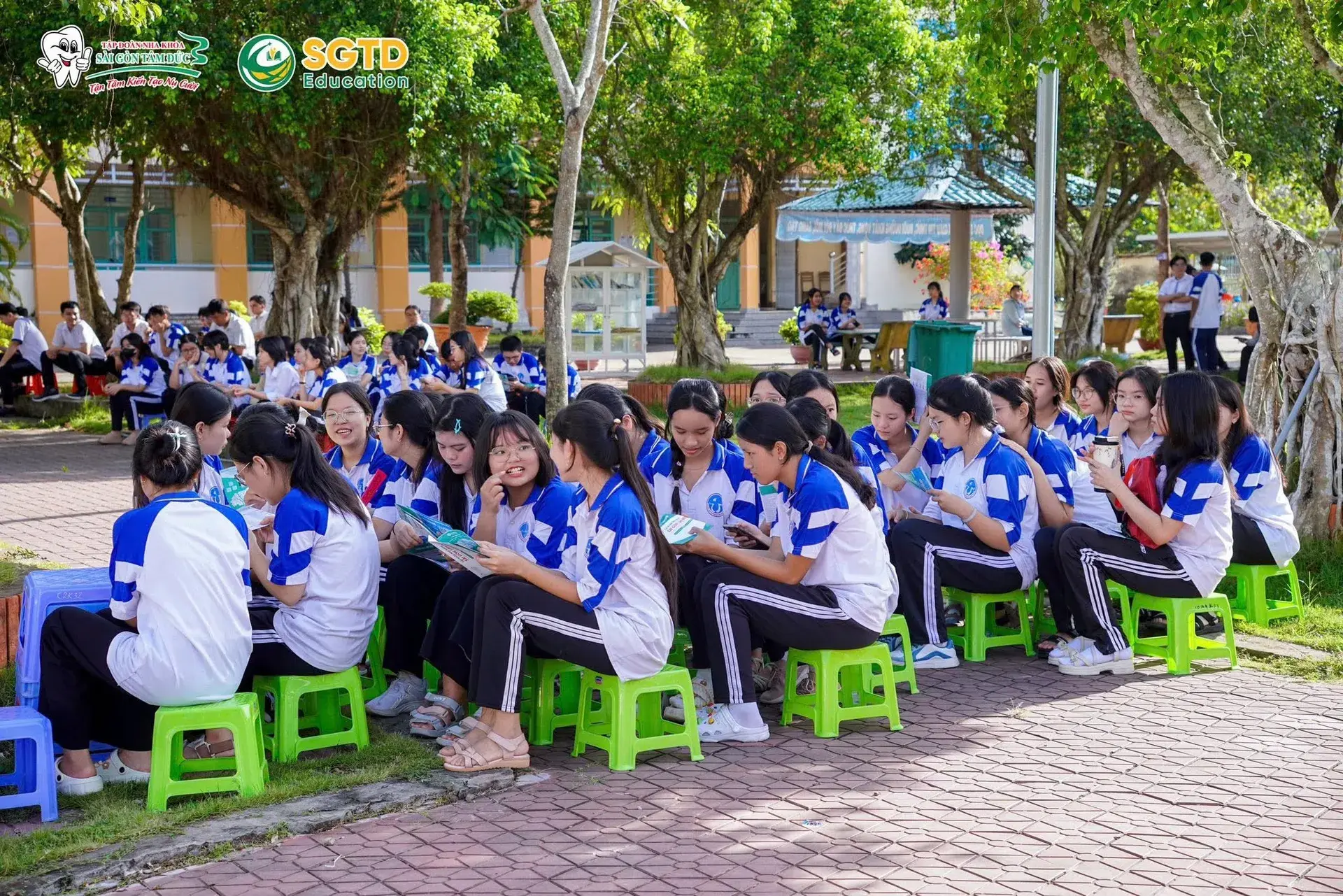 Học sinh cầm bảng hiệu của các đơn vị đối tác