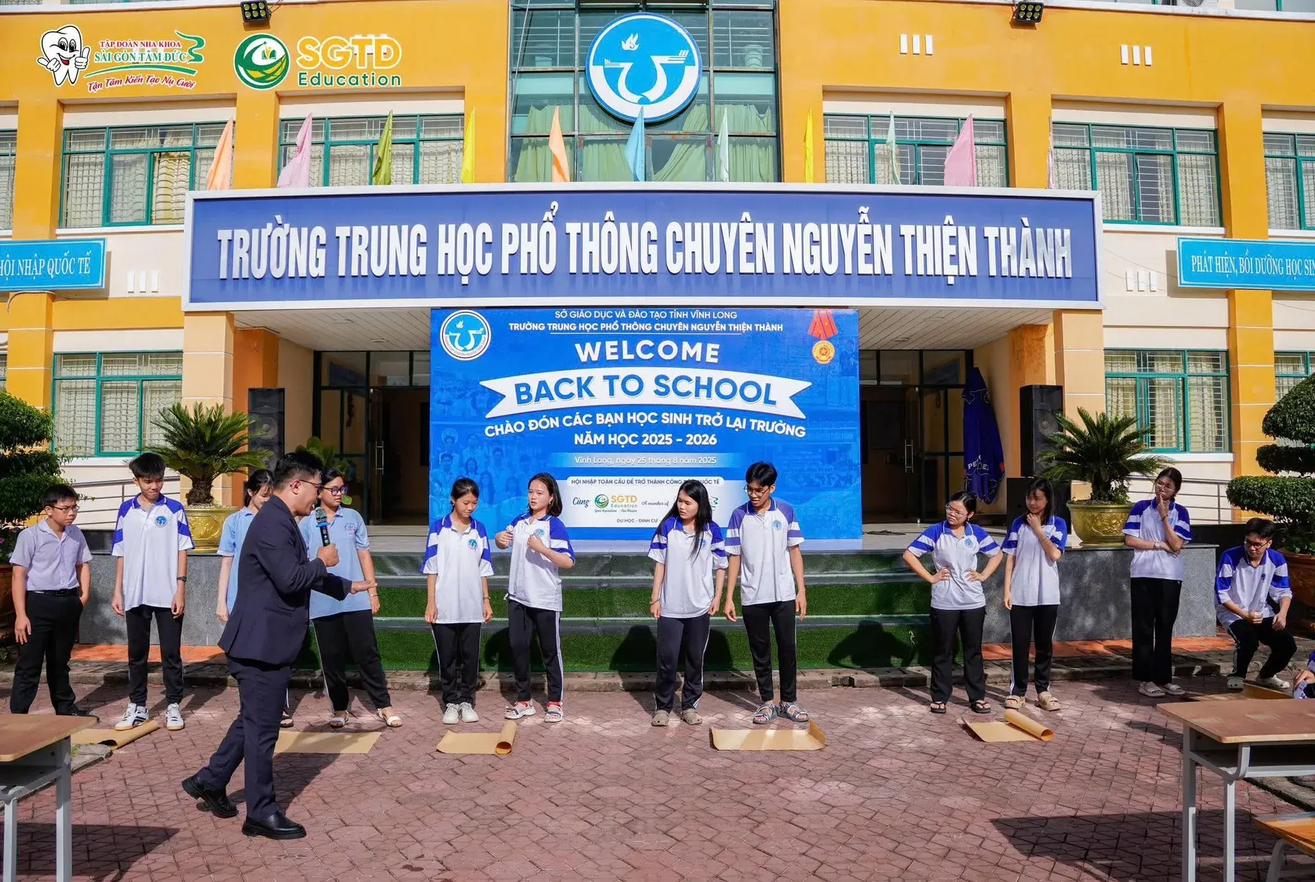 Học sinh nhận quà lưu niệm từ ban tổ chức
