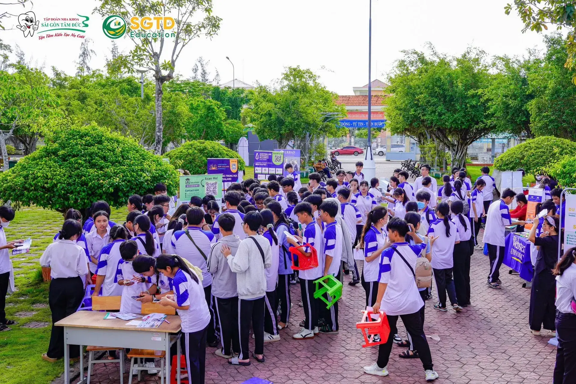 Phần quà được trao tận tay các bạn học sinh