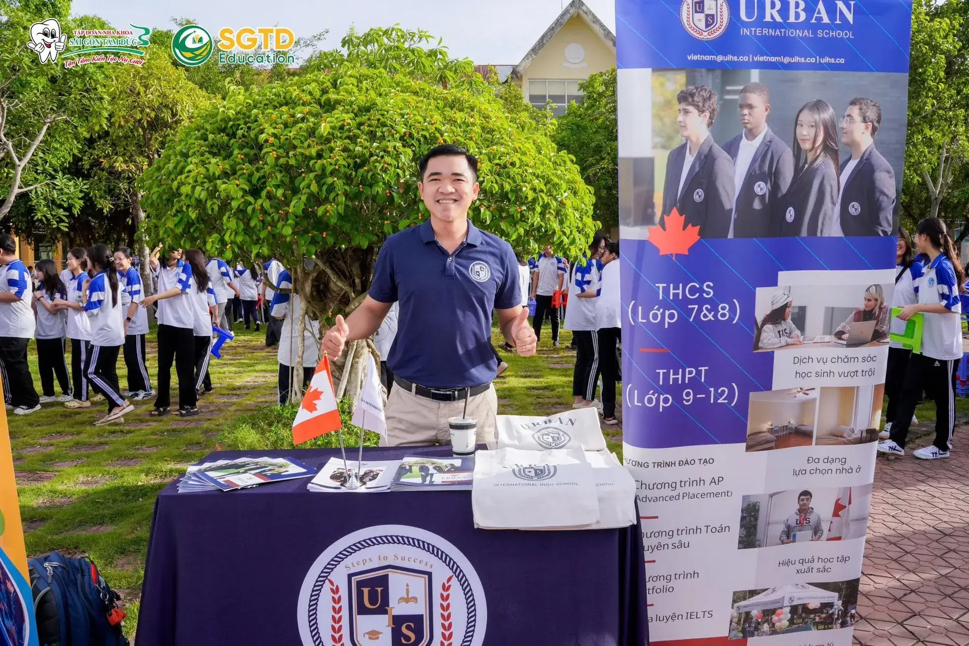 Học sinh chụp ảnh lưu niệm cùng đội ngũ SGTD Education