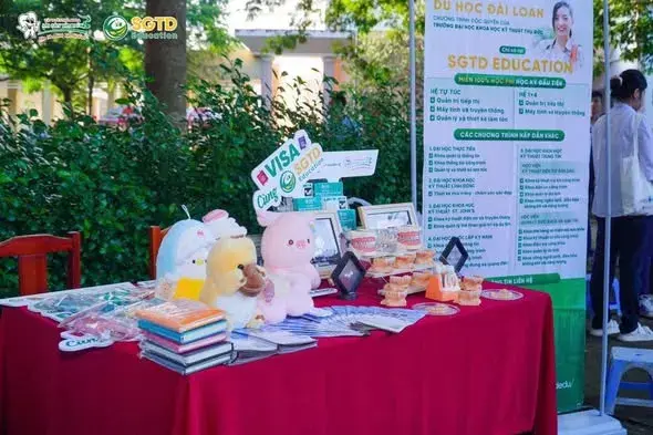 Gian tư vấn được dựng trong sân Trường THPT Chuyên Bến Tre