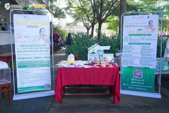 Học sinh khối 10, 11 và 12 tập trung về khu vực sự kiện