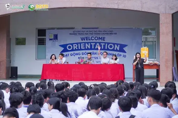 Đội ngũ SGTD Education đón học sinh tại bàn tiếp nhận