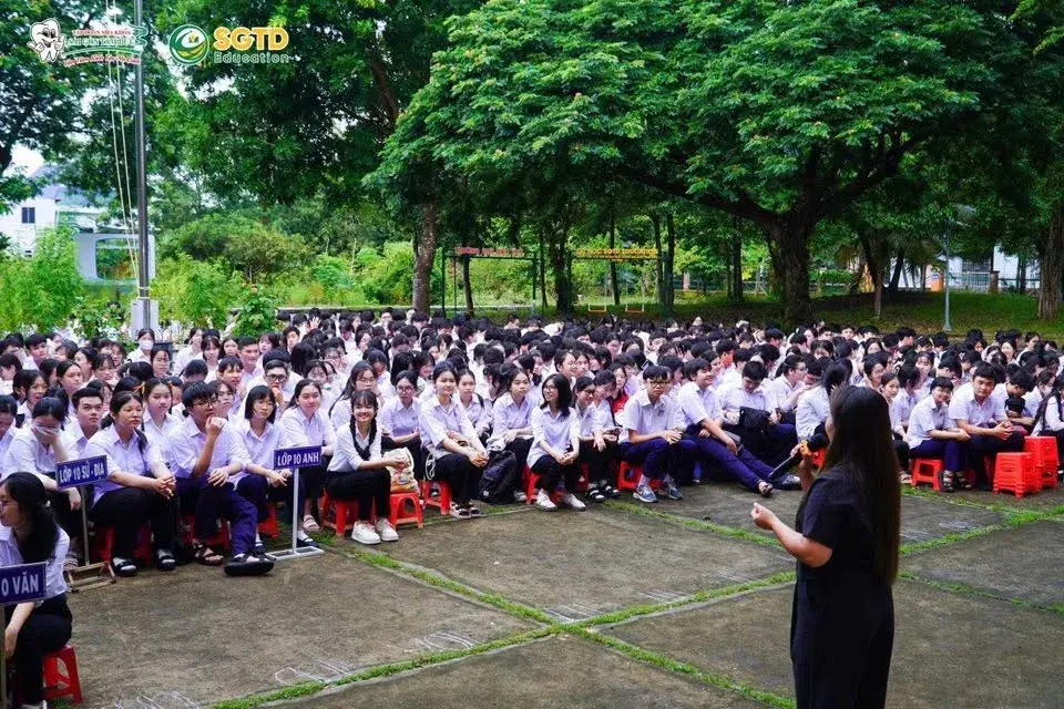 Học sinh nhận tài liệu giới thiệu chương trình du học