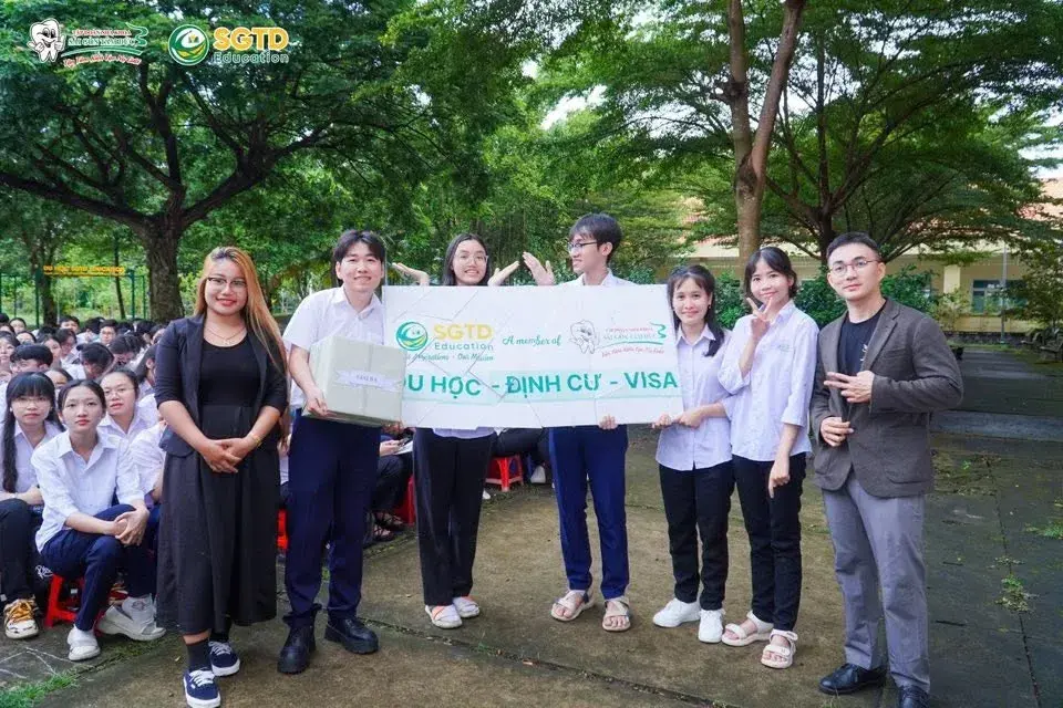 Học sinh ghi lại thông tin cần thiết