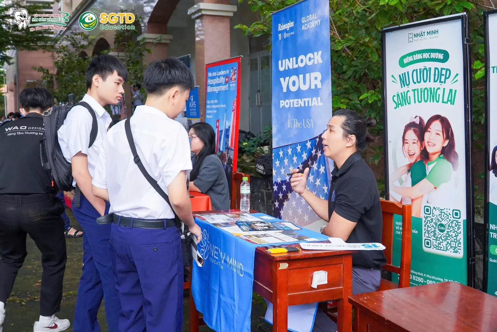 Học sinh tìm hiểu chương trình Thuỵ Sĩ và Malaysia
