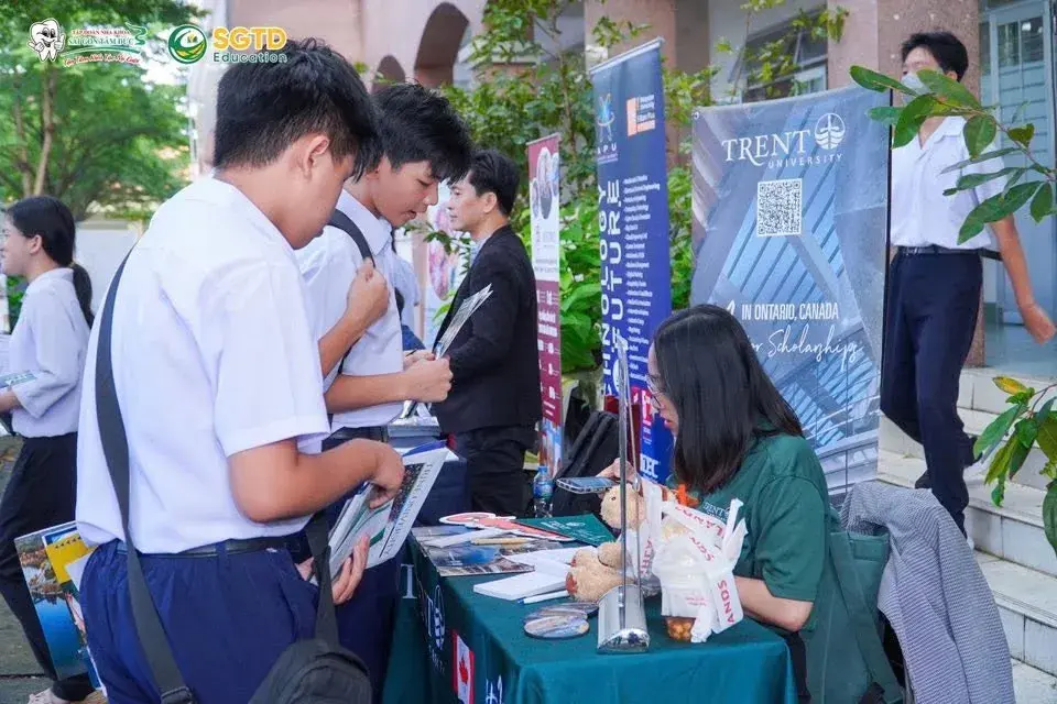 Khoảnh khắc hào hứng của học sinh trong ngày tựu trường