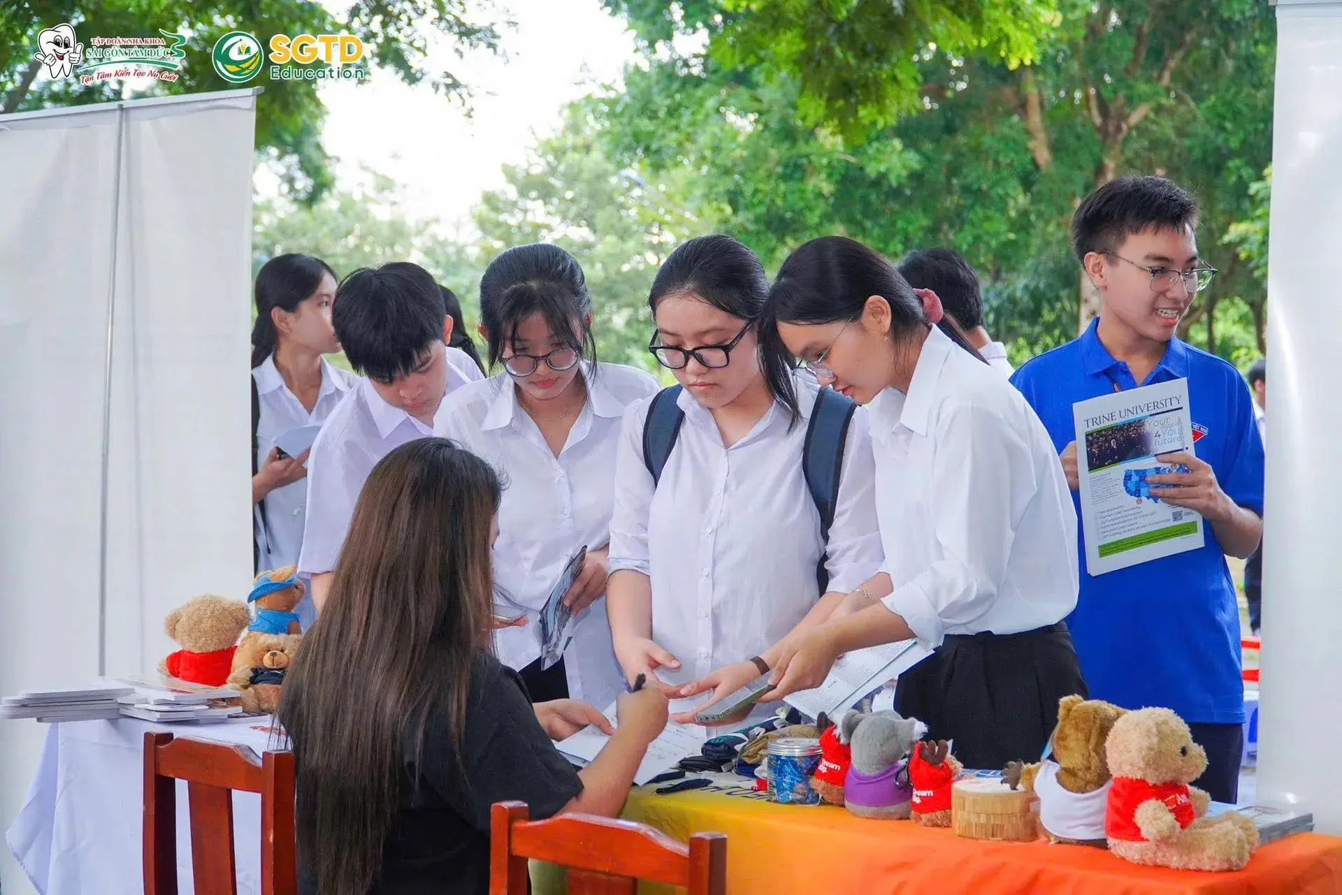 Gian tư vấn được dựng trong sân Trường THPT Chuyên Bến Tre