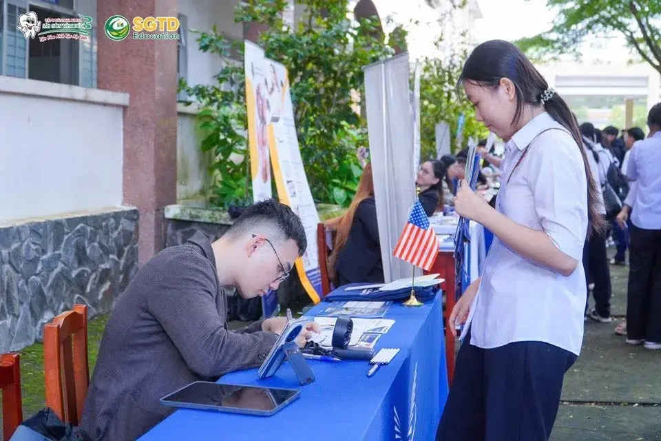Học sinh khối 10, 11 và 12 tập trung về khu vực sự kiện