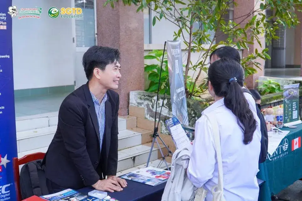 Đội ngũ SGTD Education đón học sinh tại bàn tiếp nhận