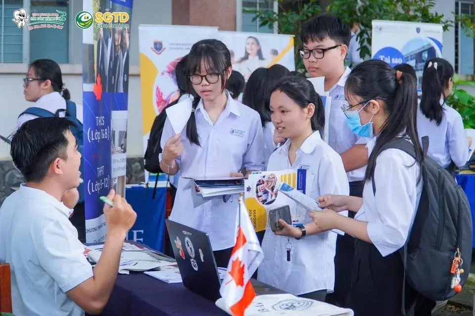 Học sinh nhận tài liệu giới thiệu chương trình du học