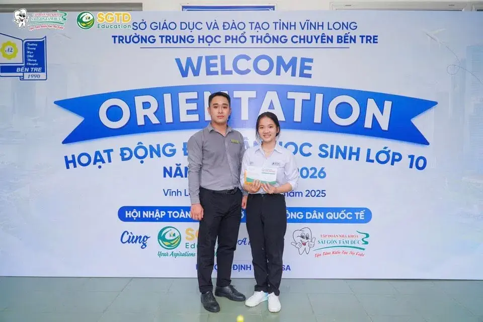 Học sinh nhận quà lưu niệm từ ban tổ chức